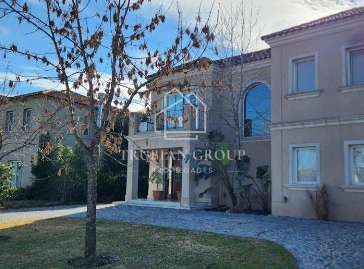 Casa · 200m² · 6 Ambientes · 2 Cocheras