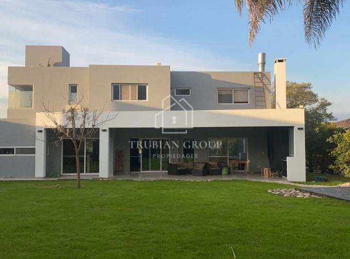 Casa · 250m² · 5 Ambientes · 4 Cocheras