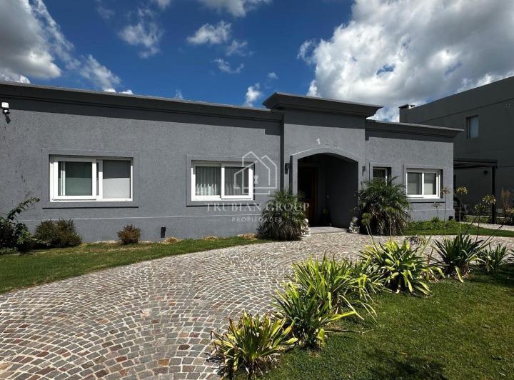 Casa · 268m² · 4 Ambientes · 2 Cocheras