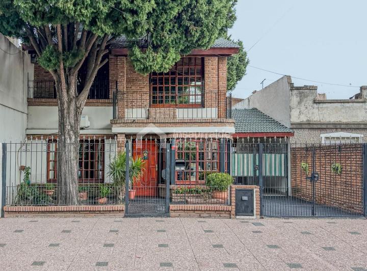 Casa · 186m² · 5 Ambientes · 2 Cocheras