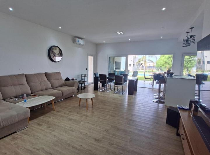 Casa · 156m² · 4 Ambientes · 4 Cocheras