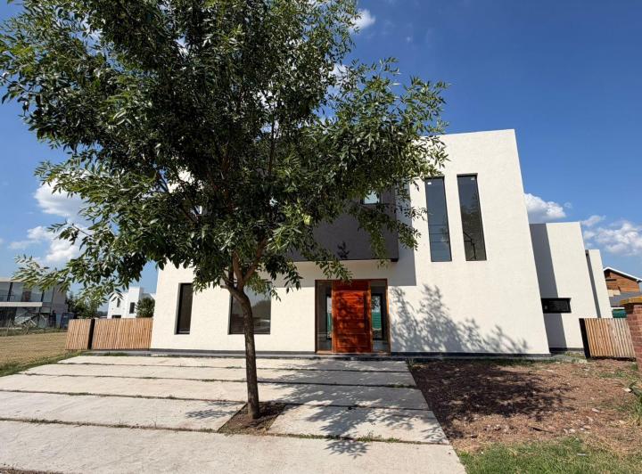 Casa · 168m² · 4 Ambientes · 3 Cocheras