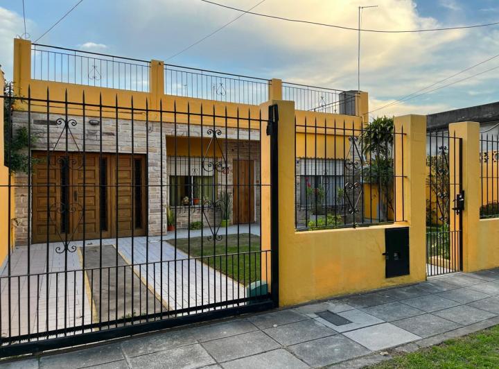 Casa · 141m² · 4 Ambientes · 2 Cocheras
