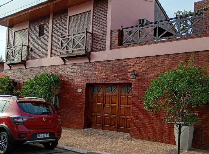 Casa · 205m² · 4 Ambientes · 2 Cocheras