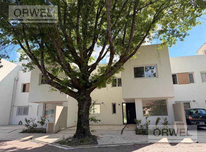 Casa · 156m² · 5 Ambientes · 2 Cocheras