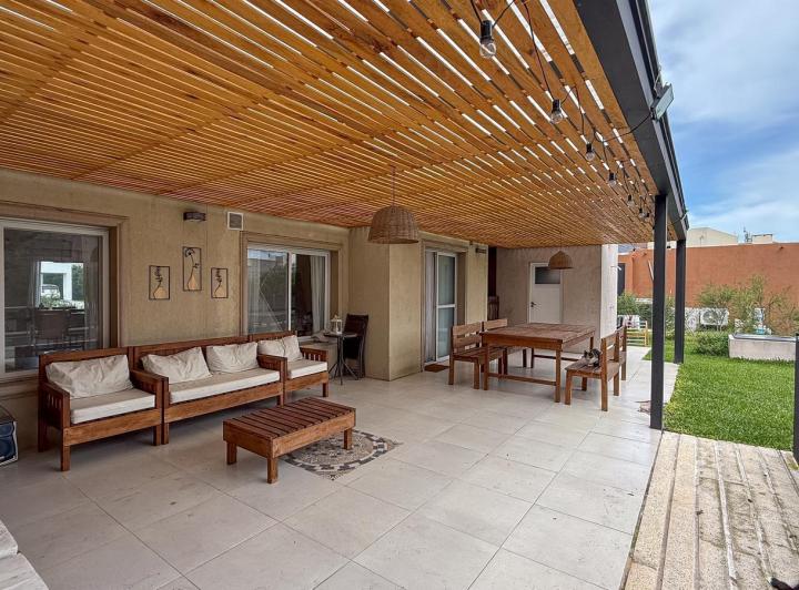 Casa · 150m² · 4 Ambientes · 3 Cocheras