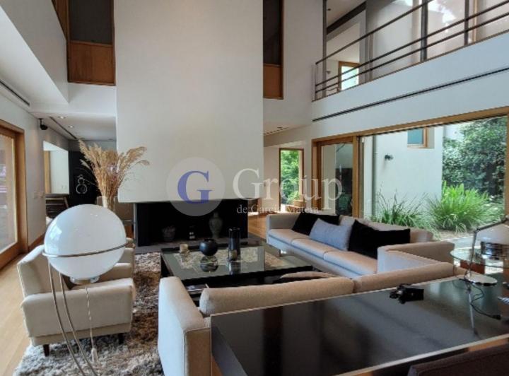 Casa · 437m² · 6 Ambientes · 2 Cocheras