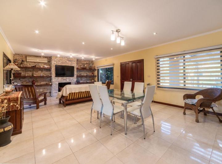 Casa · 160m² · 4 Ambientes · 2 Cocheras