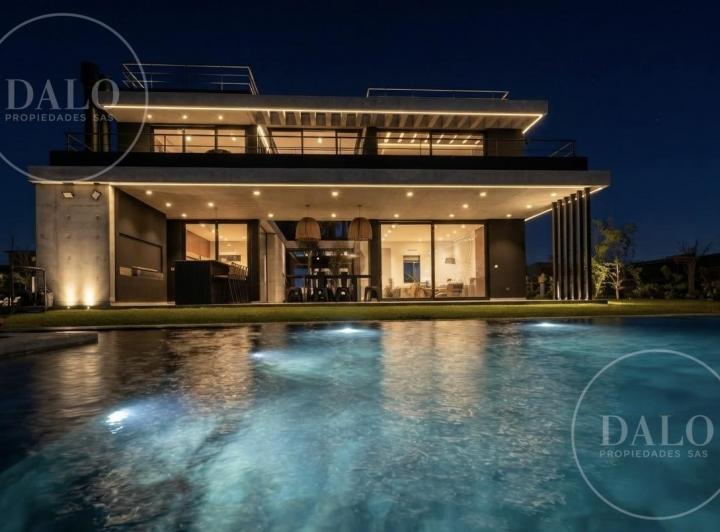 Casa · 432m² · 4 Ambientes · 2 Cocheras