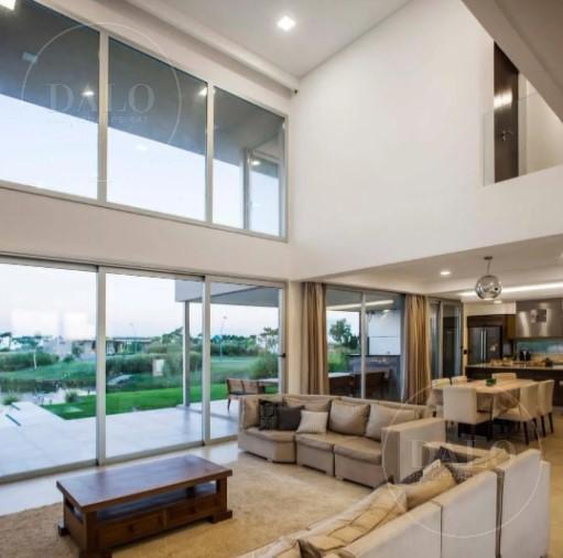 Casa · 320m² · 6 Ambientes · 10 Cocheras