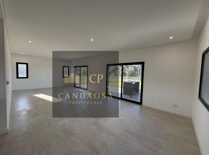 Casa · 219m² · 4 Ambientes · 4 Cocheras
