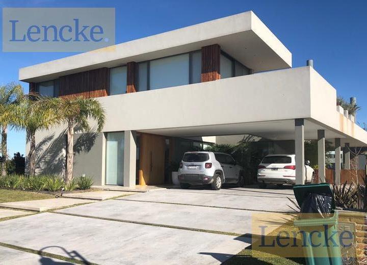 Casa · 500m² · 5 Ambientes · 6 Cocheras