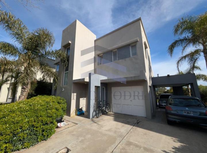 Casa · 186m² · 5 Ambientes · 4 Cocheras