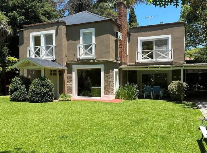 Casa · 220m² · 5 Ambientes · 2 Cocheras