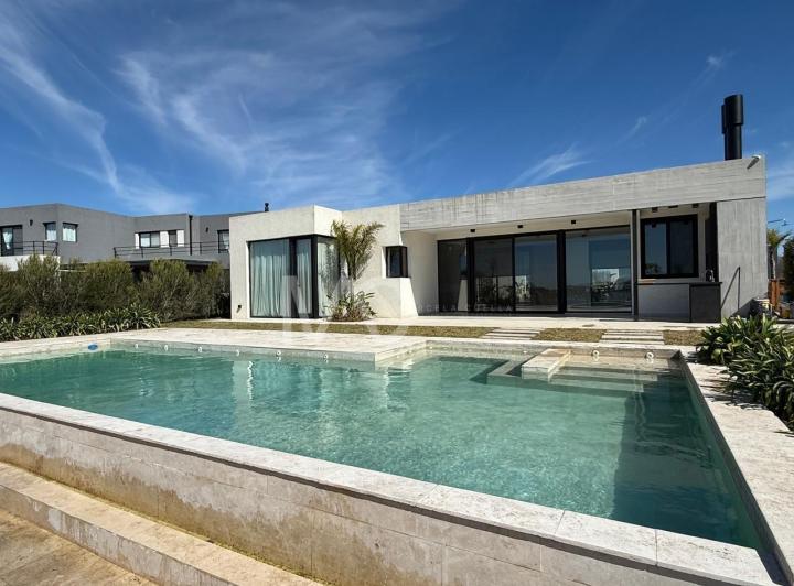 Casa · 180m² · 4 Ambientes · 2 Cocheras