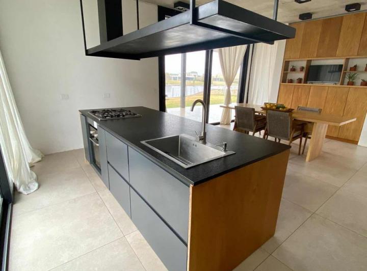 Casa · 170m² · 4 Ambientes · 1 Cochera