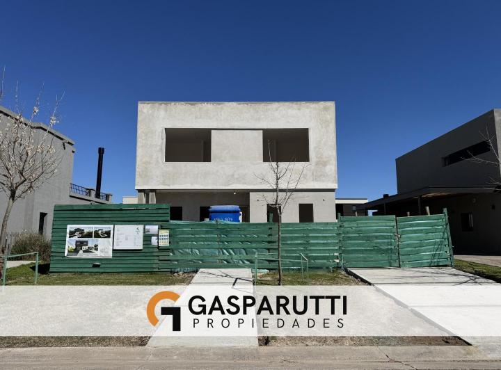 Casa · 220m² · 4 Ambientes · 4 Cocheras