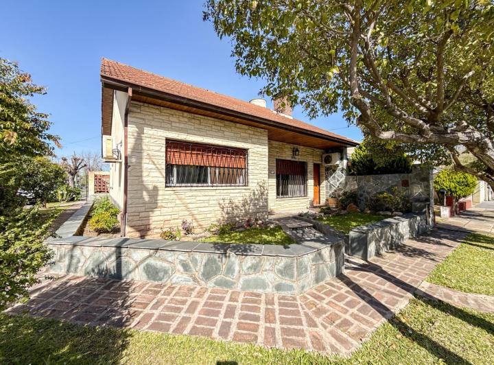 Casa · 140m² · 5 Ambientes · 2 Cocheras