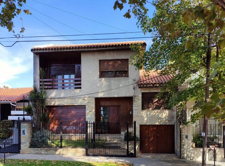 Casa · 222m² · 5 Ambientes · 2 Cocheras