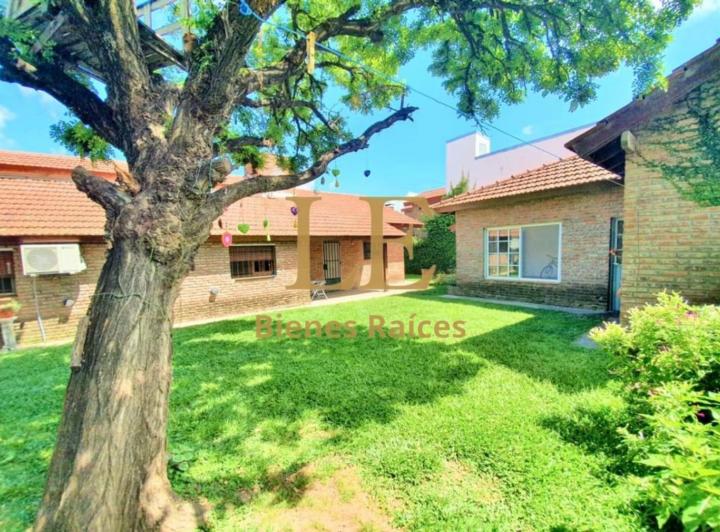 Casa · 160m² · 4 Ambientes · 5 Cocheras