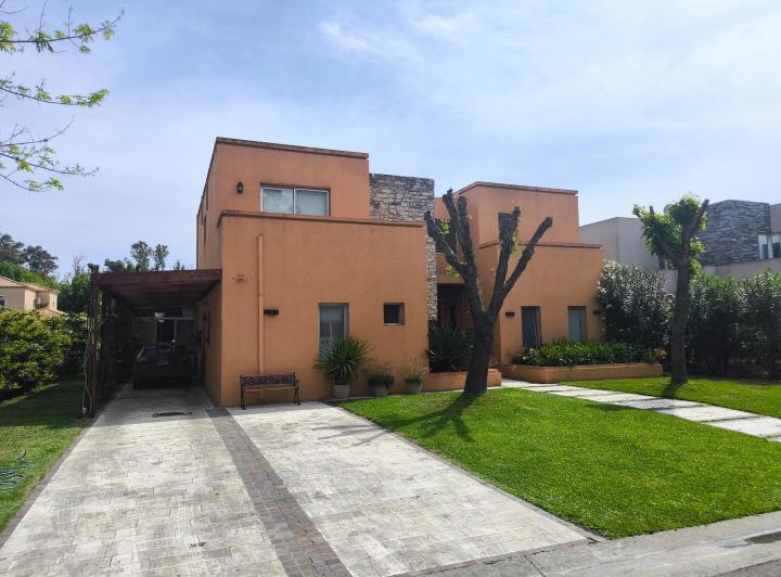 Casa · 275m² · 4 Ambientes · 3 Cocheras