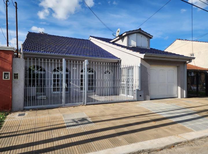 Casa · 228m² · 4 Ambientes · 2 Cocheras