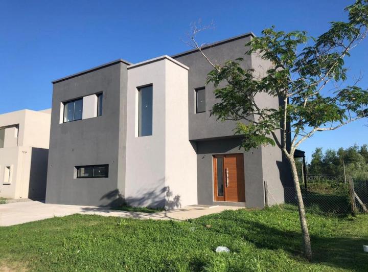 Casa · 180m² · 4 Ambientes · 2 Cocheras