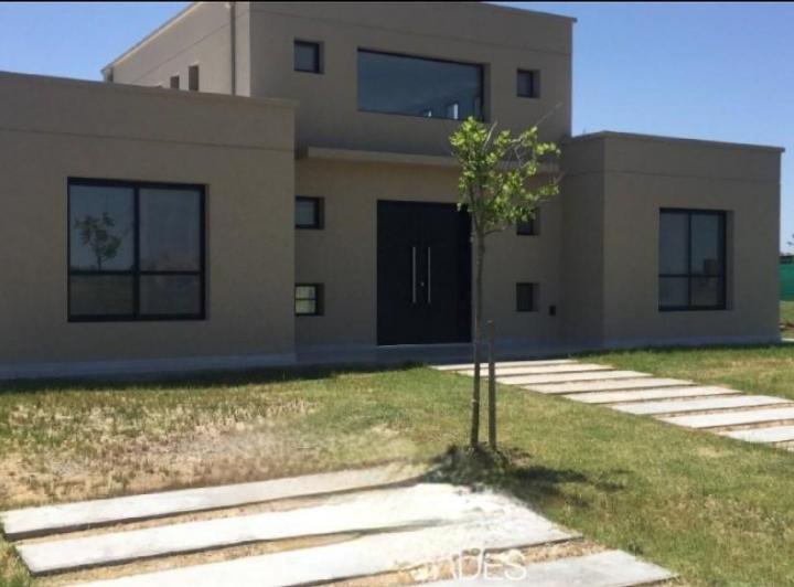 Casa · 153m² · 4 Ambientes · 2 Cocheras