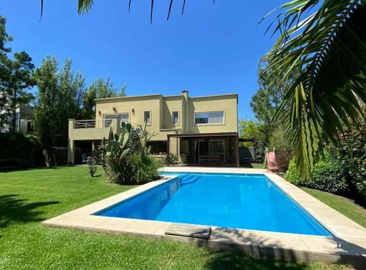Casa · 271m² · 4 Ambientes · 1 Cochera