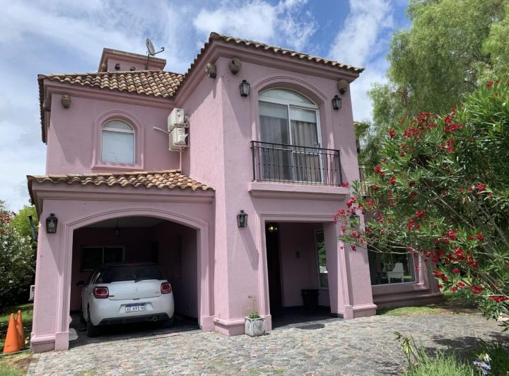 Casa · 240m² · 5 Ambientes · 2 Cocheras