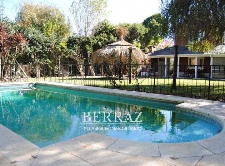 Casa · 252m² · 8 Ambientes · 1 Cochera