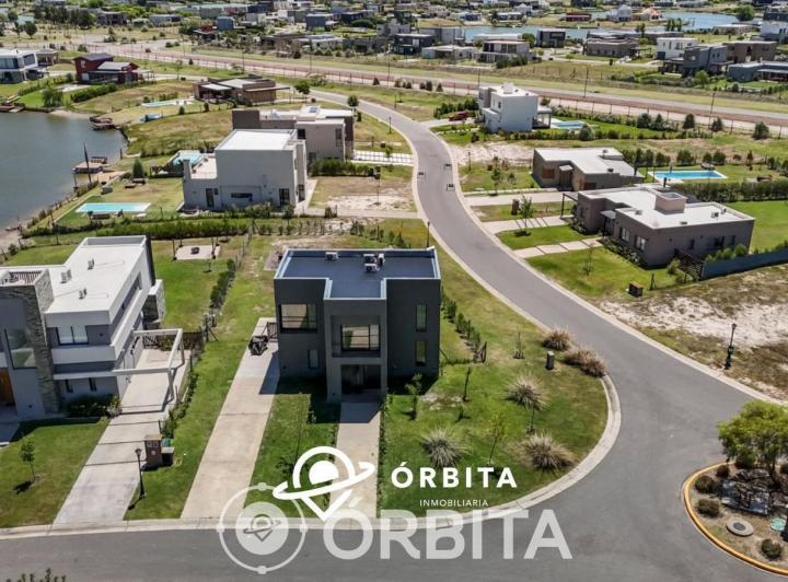 Casa · 140m² · 4 Ambientes · 3 Cocheras