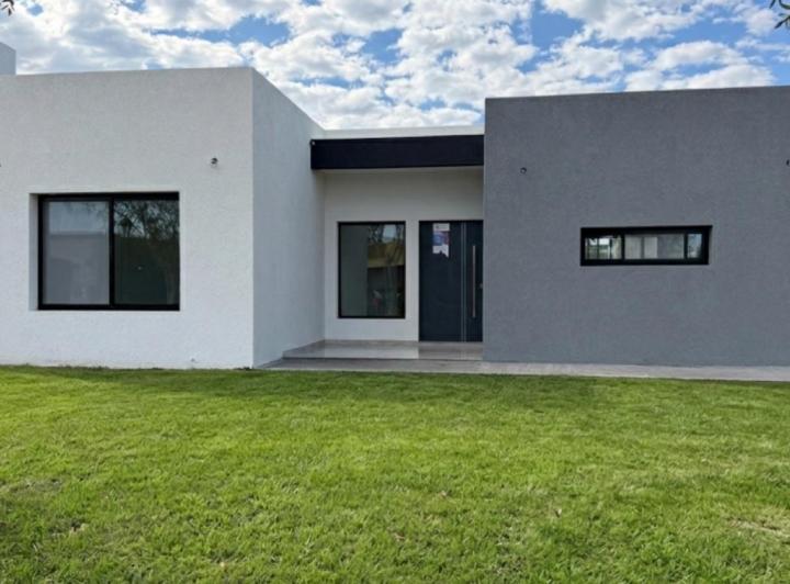 Casa · 107m² · 4 Ambientes · 2 Cocheras