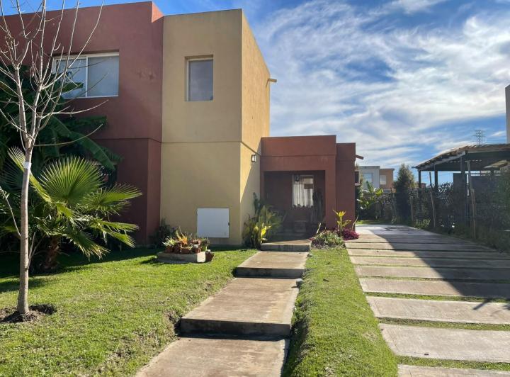 Casa · 100m² · 3 Ambientes · 2 Cocheras