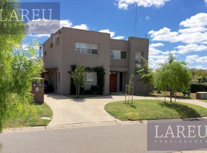 Casa · 220m² · 5 Ambientes · 2 Cocheras