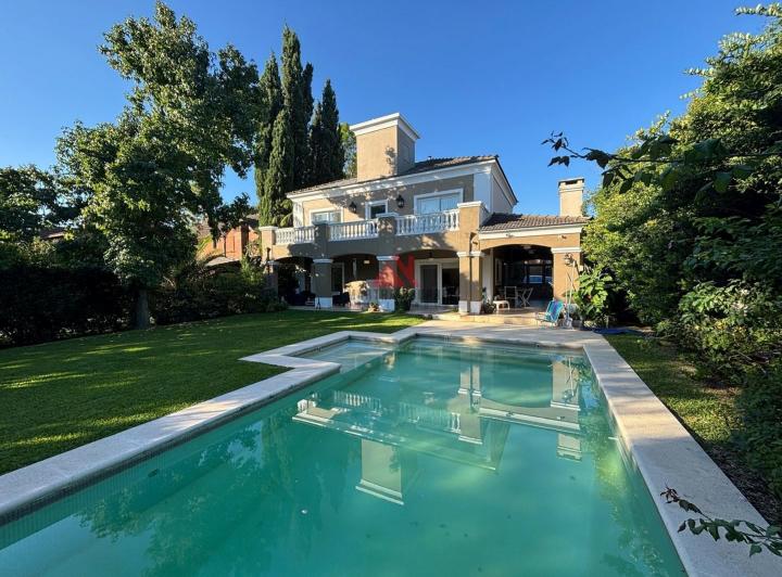Casa · 184m² · 4 Ambientes · 2 Cocheras