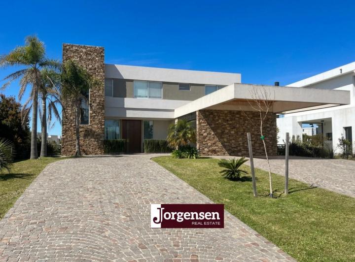 Casa · 320m² · 6 Ambientes · 1 Cochera