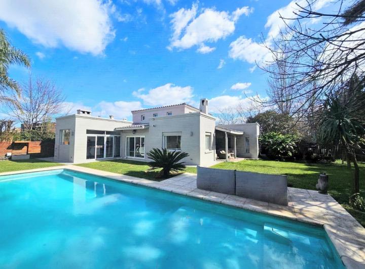 Casa · 163m² · 4 Ambientes · 5 Cocheras