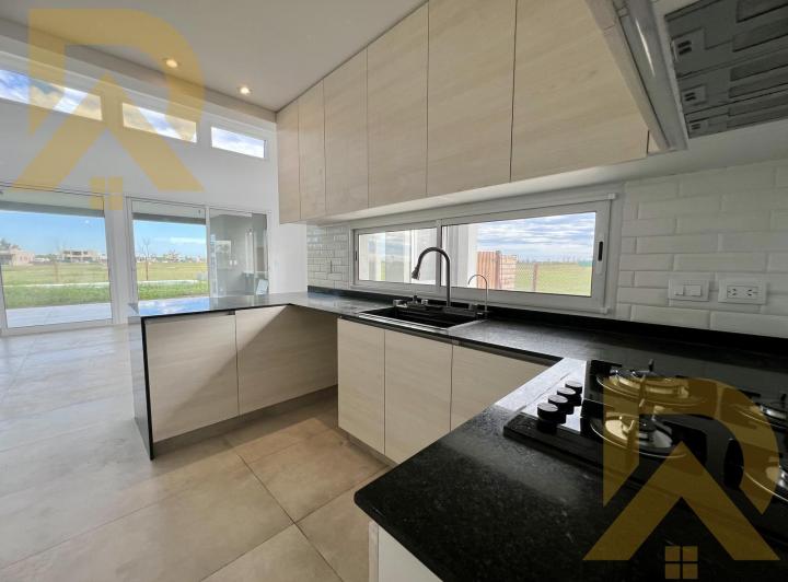 Casa · 688m² · 5 Ambientes · 4 Cocheras