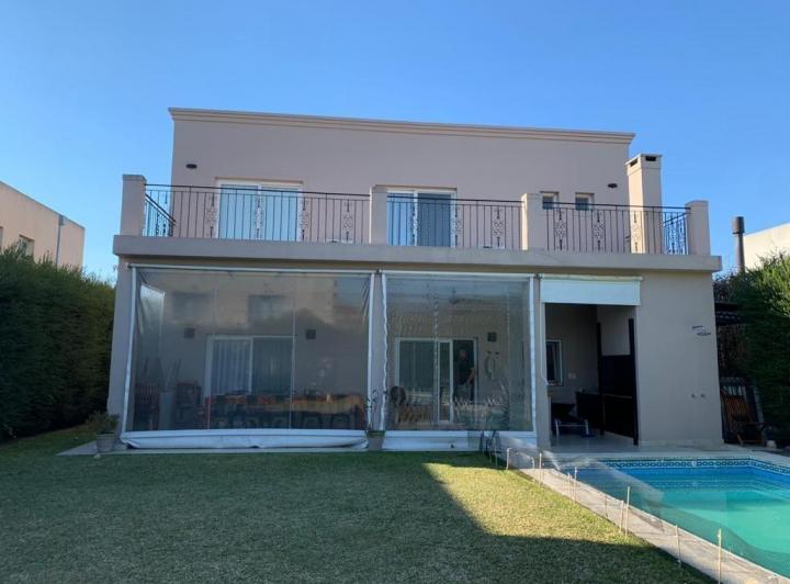 Casa · 232m² · 4 Ambientes · 1 Cochera