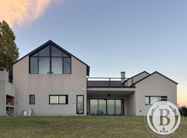 Casa · 300m² · 4 Ambientes · 2 Cocheras