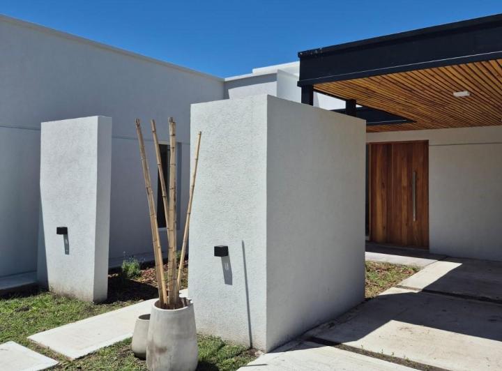 Casa · 147m² · 6 Ambientes · 2 Cocheras