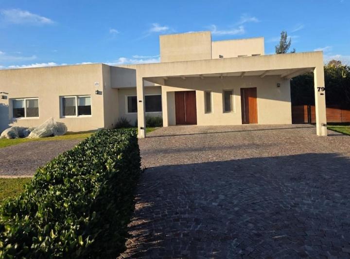 Casa · 260m² · 7 Ambientes · 4 Cocheras