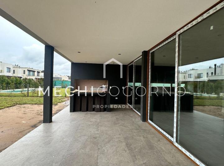 Casa · 275m² · 4 Ambientes · 2 Cocheras
