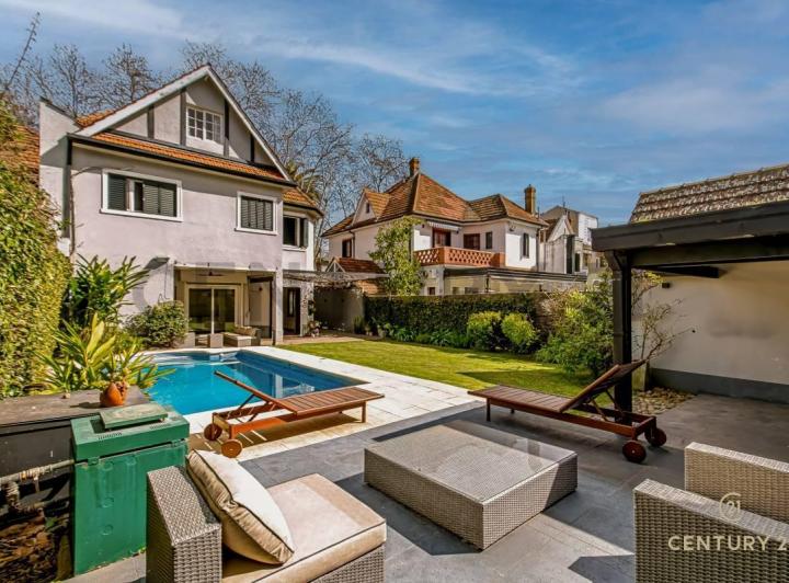 Casa · 350m² · 5 Ambientes · 2 Cocheras