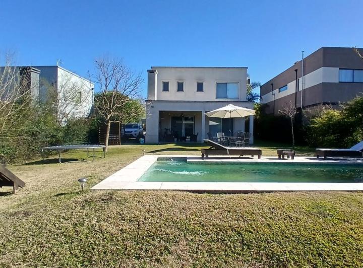 Casa · 165m² · 4 Ambientes · 2 Cocheras