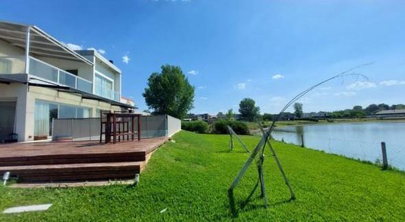 Casa · 350m² · 4 Ambientes · 2 Cocheras