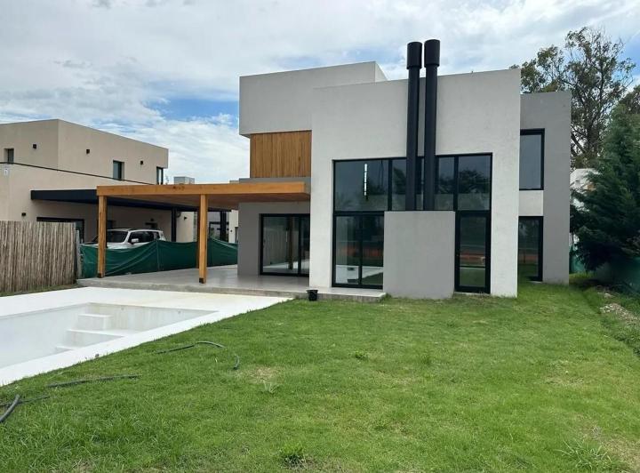 Casa · 203m² · 4 Ambientes · 3 Cocheras