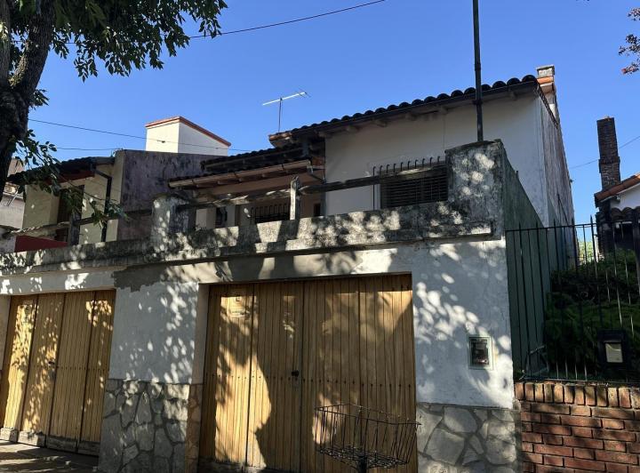 Casa · 225m² · 5 Ambientes · 4 Cocheras