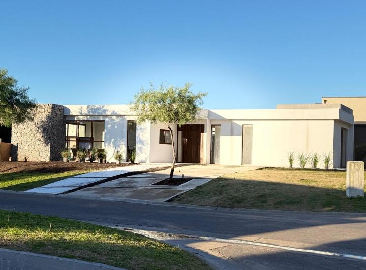 Casa · 160m² · 4 Ambientes · 2 Cocheras